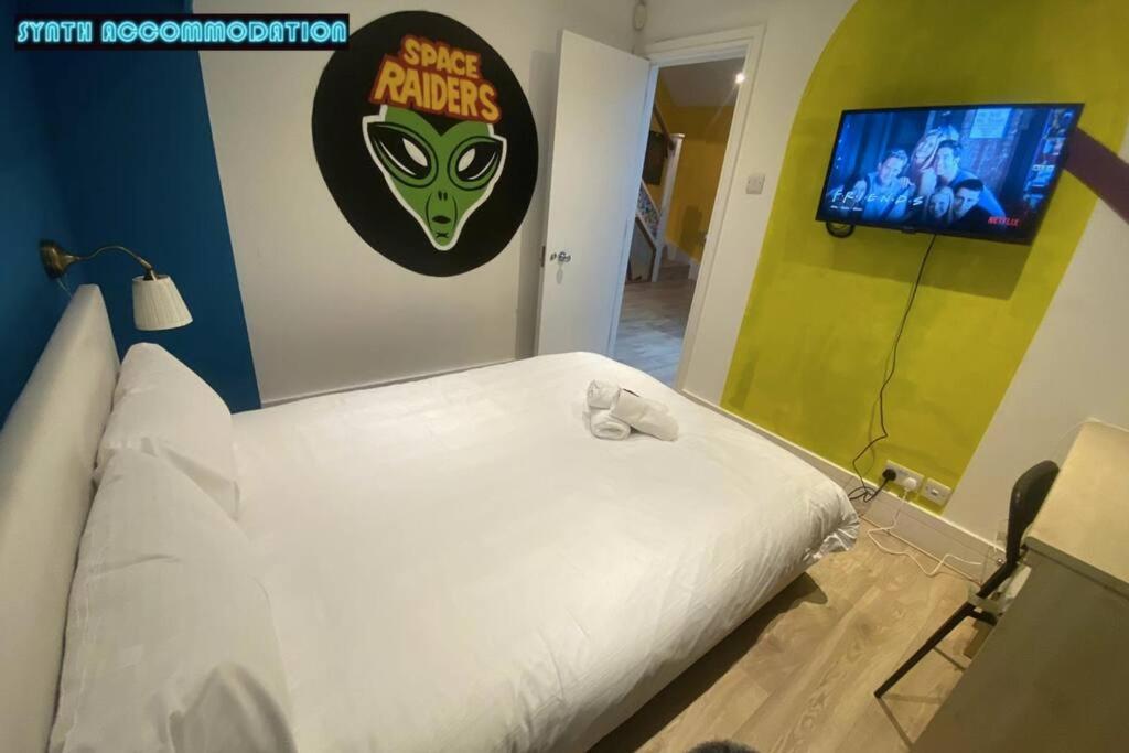 80s Retro 3 Bedroom In Wimbledon Sleeps 6! Netflix Wifi And Arcade! Perfect For Families Business & Leisure Guests! Apartment