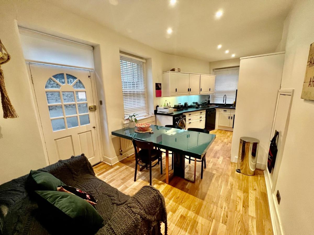 Apartment Spacious Flat With Huge Patio In Central