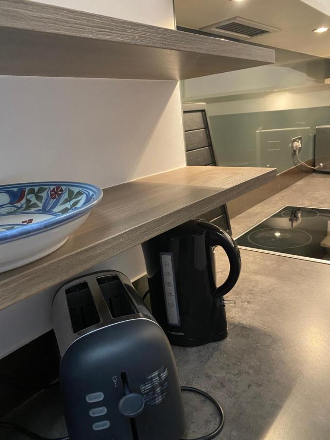 Beautiful Modern Studio In High Street Kensington Apartment *