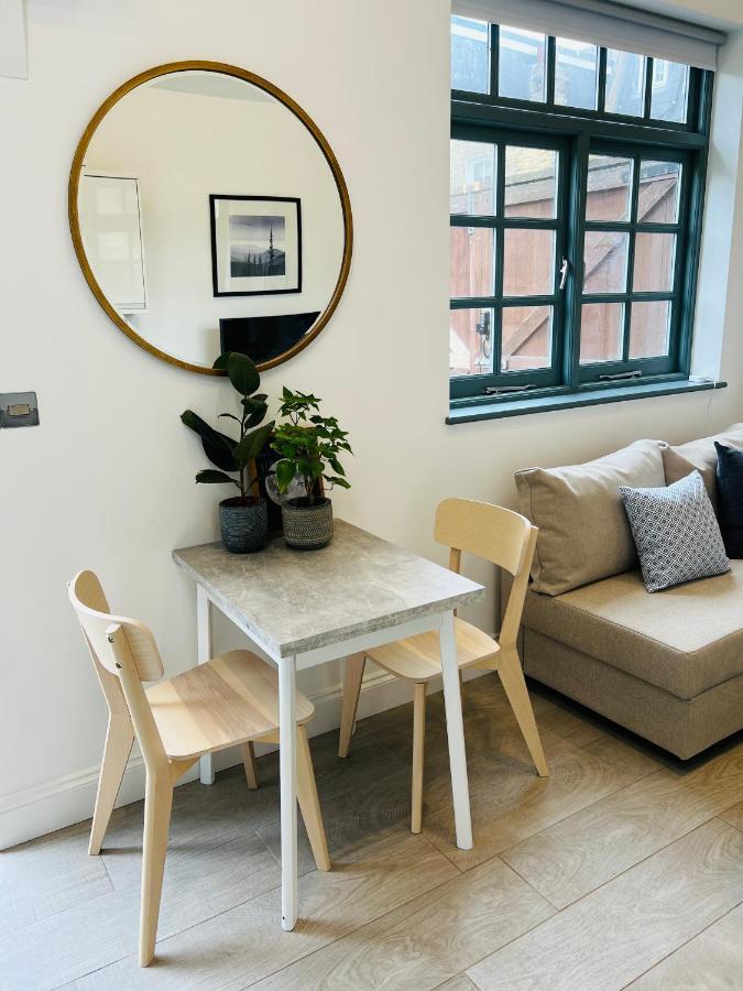Forge - Pretty 1 Bedroom With Free Off Street Parking Apartment