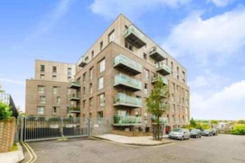 Luxury 2 Bedroom In With Free Parking Appartement *