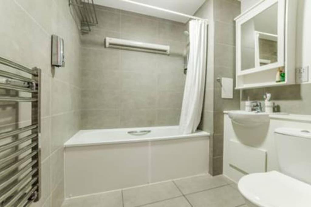 Luxury 2 Bedroom In With Free Parking Londen