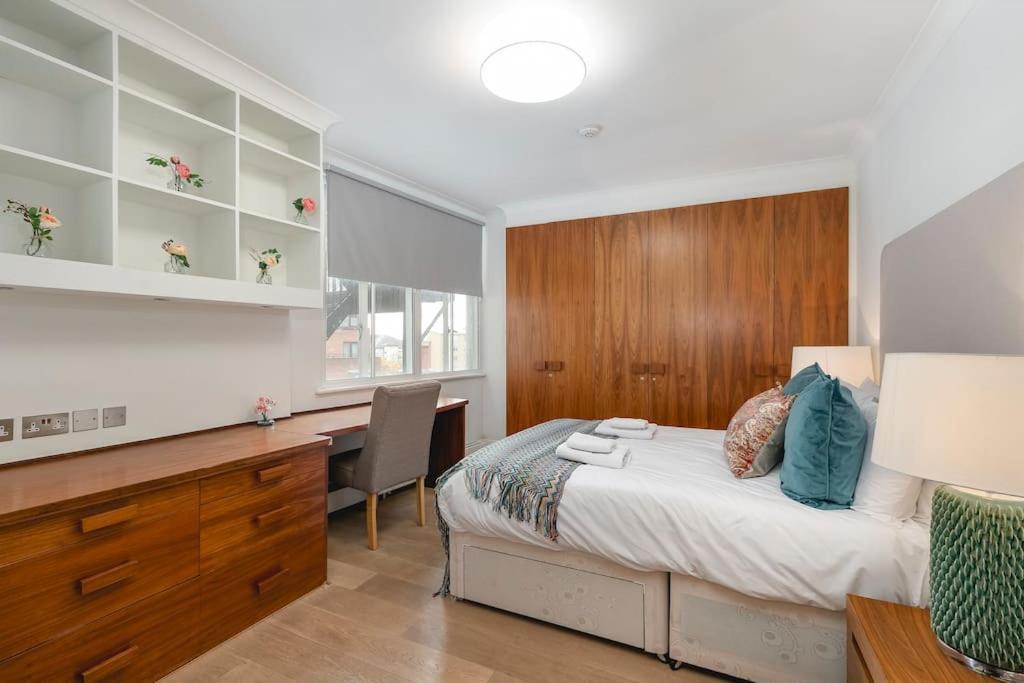 Apartment ' Luxury & Spacious Airconditioned 4 Bed 4 Bath '