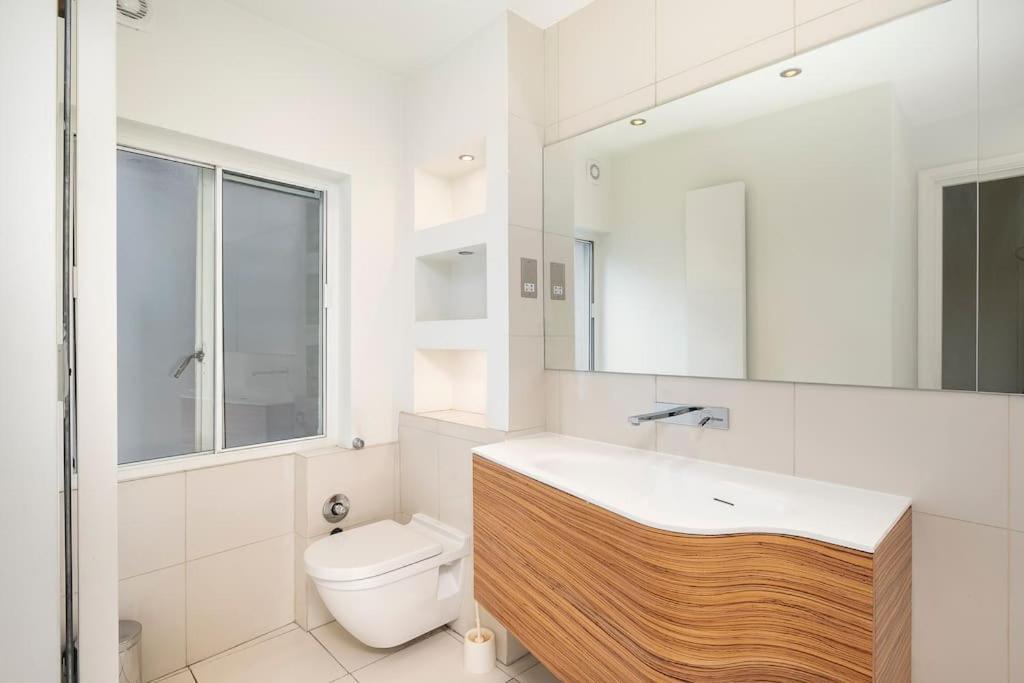 Apartment ' Luxury & Spacious Airconditioned 4 Bed 4 Bath ' London