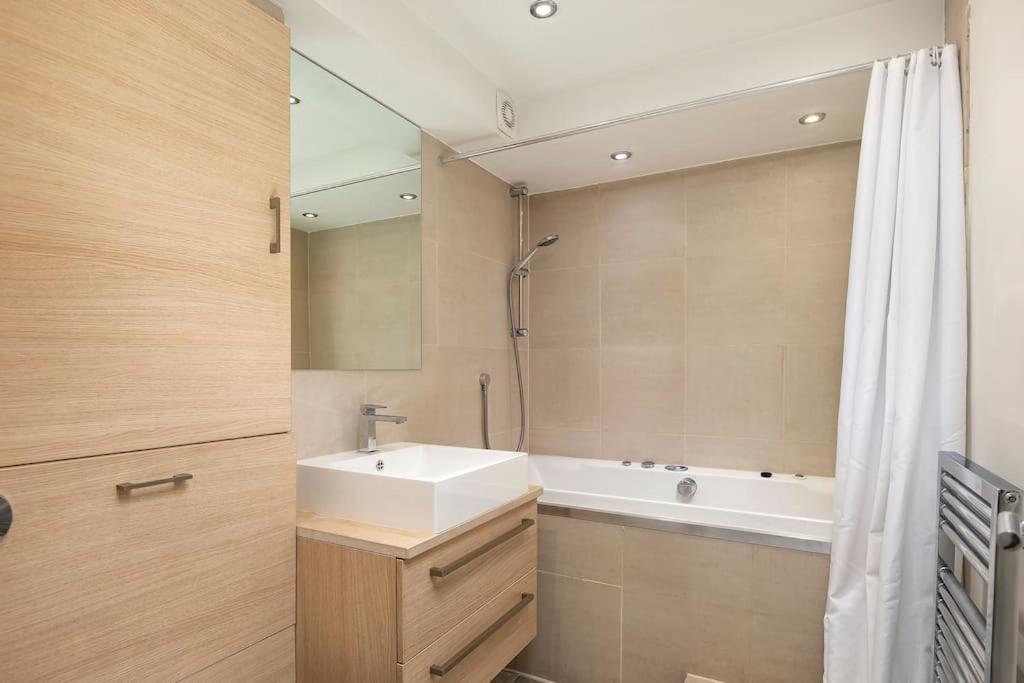 ' Luxury & Spacious Airconditioned 4 Bed 4 Bath '