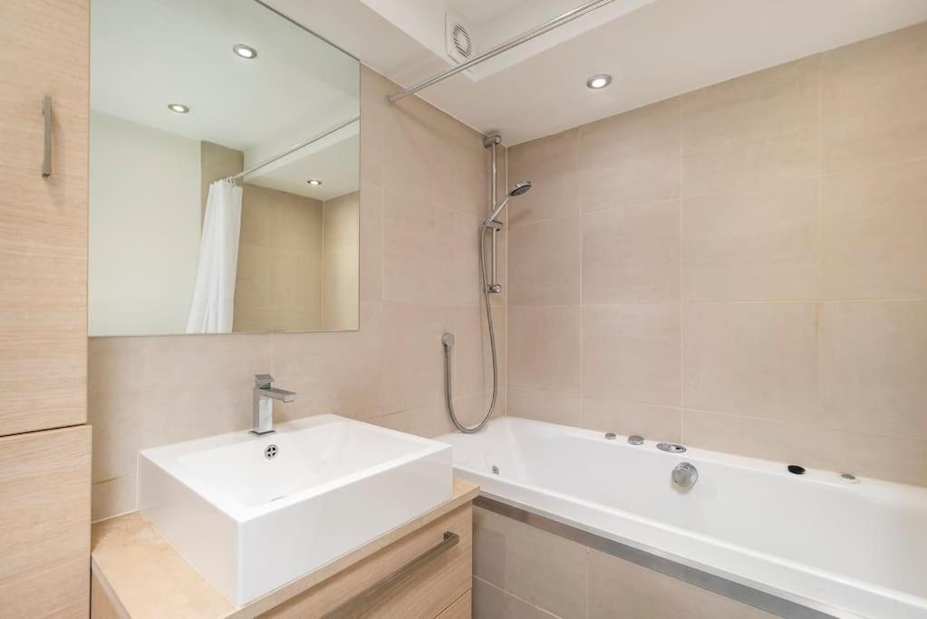 Apartment ' Luxury & Spacious Airconditioned 4 Bed 4 Bath ' *