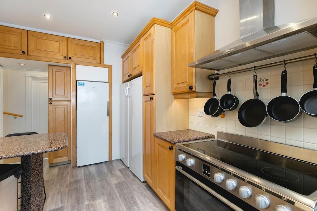 ' Luxury & Spacious Airconditioned 4 Bed 4 Bath ' * London