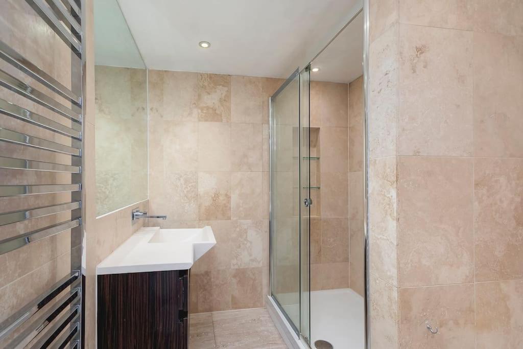 Apartment ' Luxury & Spacious Airconditioned 4 Bed 4 Bath ' London