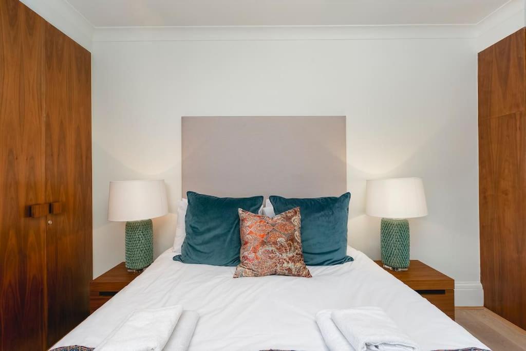 Apartment ' Luxury & Spacious Airconditioned 4 Bed 4 Bath ' London