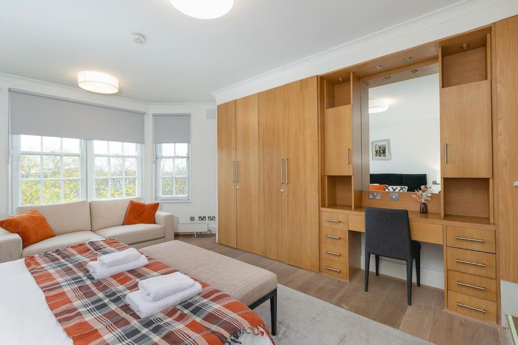' Luxury & Spacious Airconditioned 4 Bed 4 Bath ' London