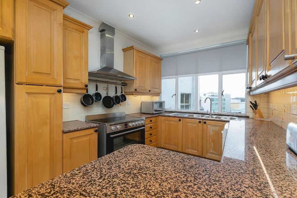 ' Luxury & Spacious Airconditioned 4 Bed 4 Bath ' * London