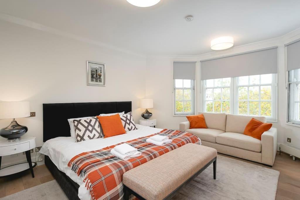 ' Luxury & Spacious Airconditioned 4 Bed 4 Bath ' Apartment