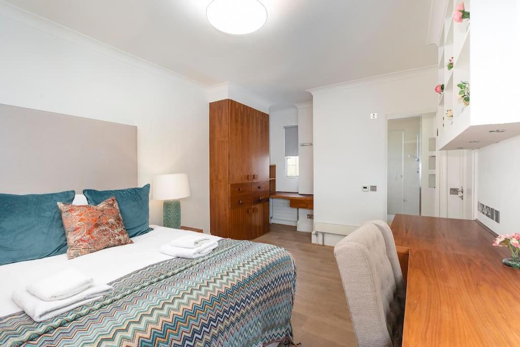 ' Luxury & Spacious Airconditioned 4 Bed 4 Bath ' London
