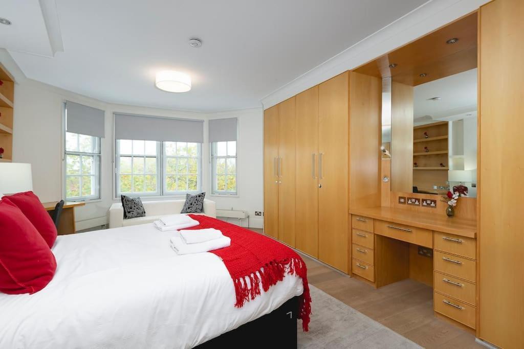 ' Luxury & Spacious Airconditioned 4 Bed 4 Bath '