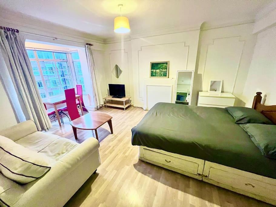 King-sized Studio, 6th Floor + Lift, Regent's Park