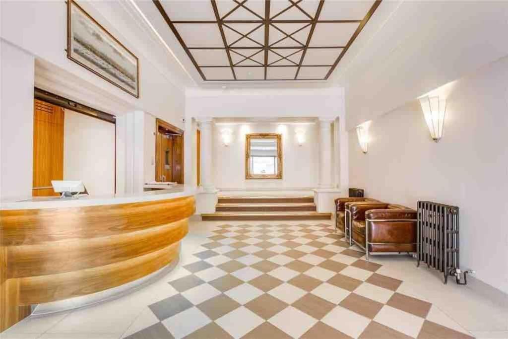 King-sized Studio, 6th Floor + Lift, Regent's Park Apartment *