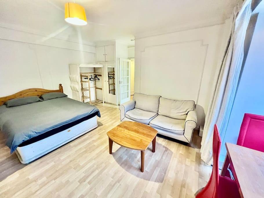 King-sized Studio, 6th Floor + Lift, Regent's Park London