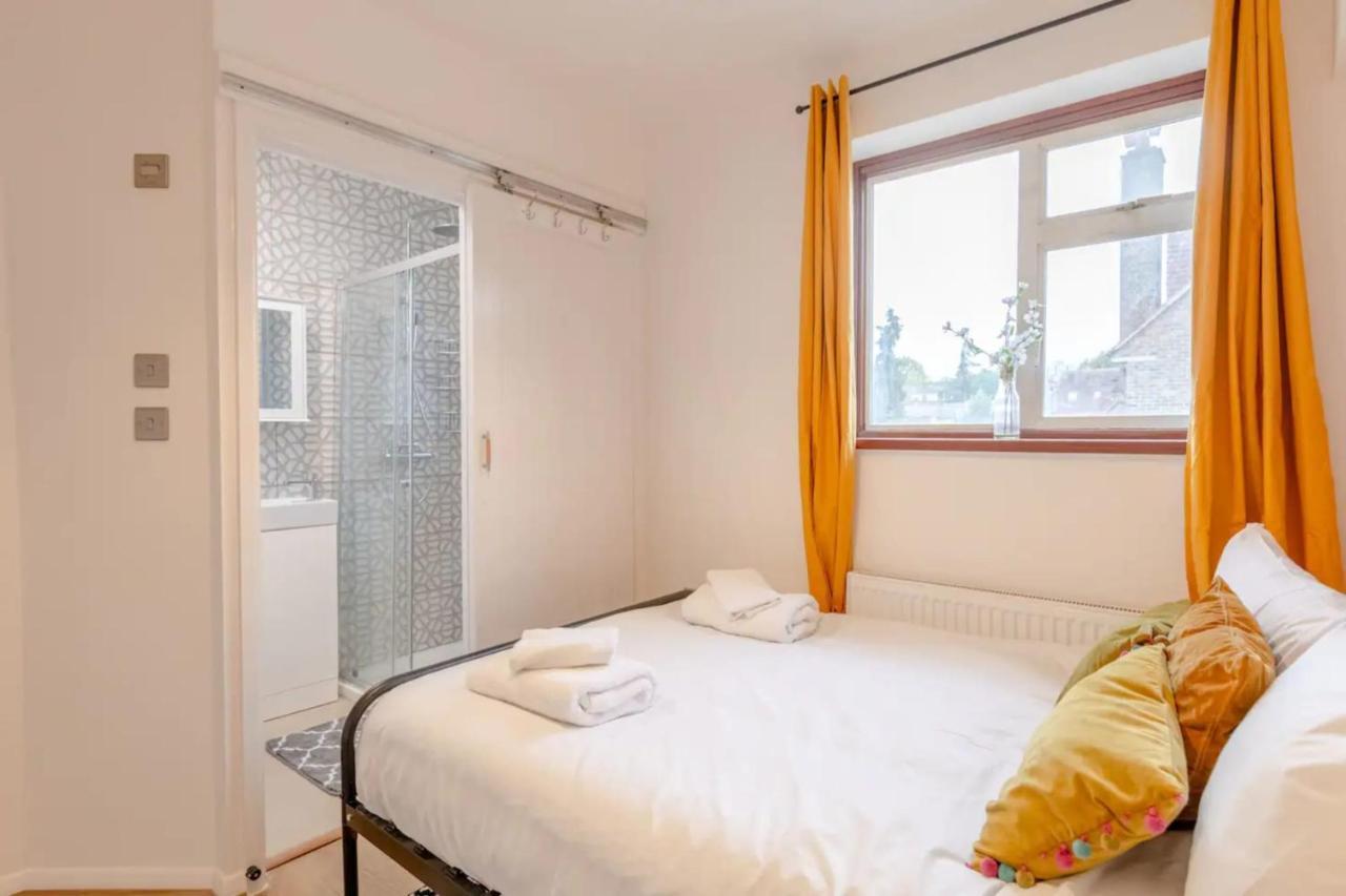 3 Bedroom House With Garden * Londen