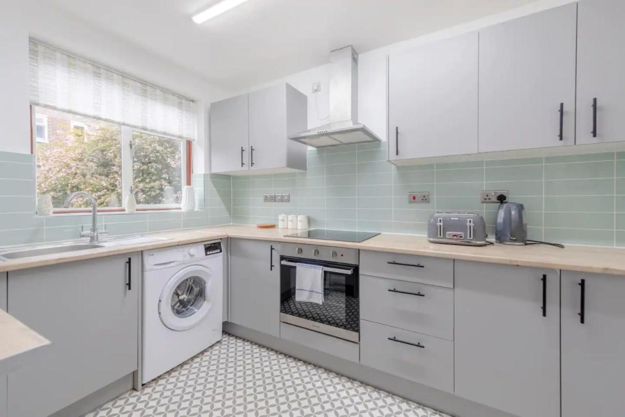 3 Bedroom House With Garden Londen