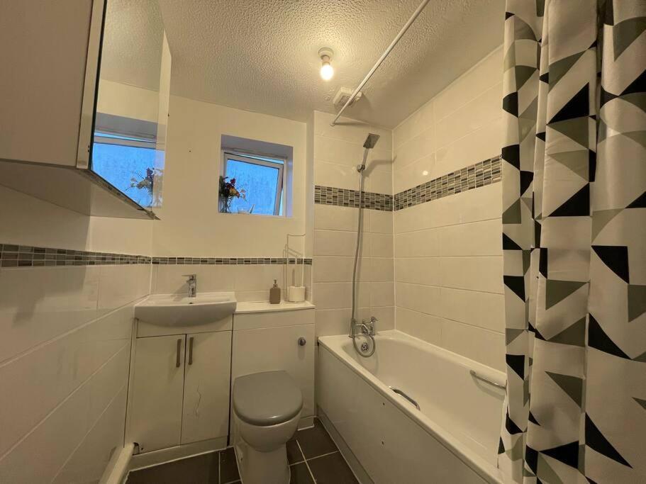 Appartement Lovely 2-bed Flat Along The River Thames Londen
