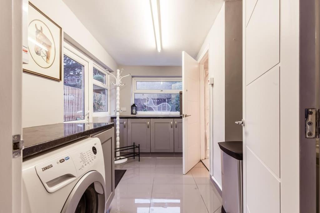 4 Bedroom House, 2 Min Walk From Station Ferienhaus London