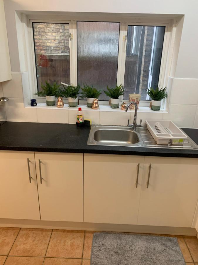 Holiday home Cosy 6 Bedroom House London