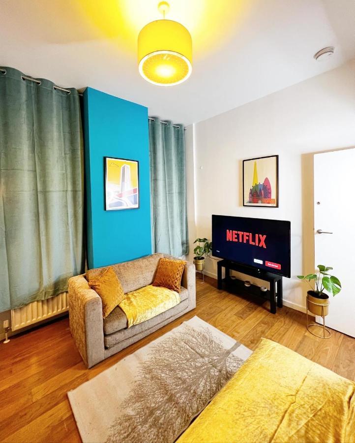 Luxury 2 Bed Flat 2 Min From Station Nearby Other 4 Stations Londen