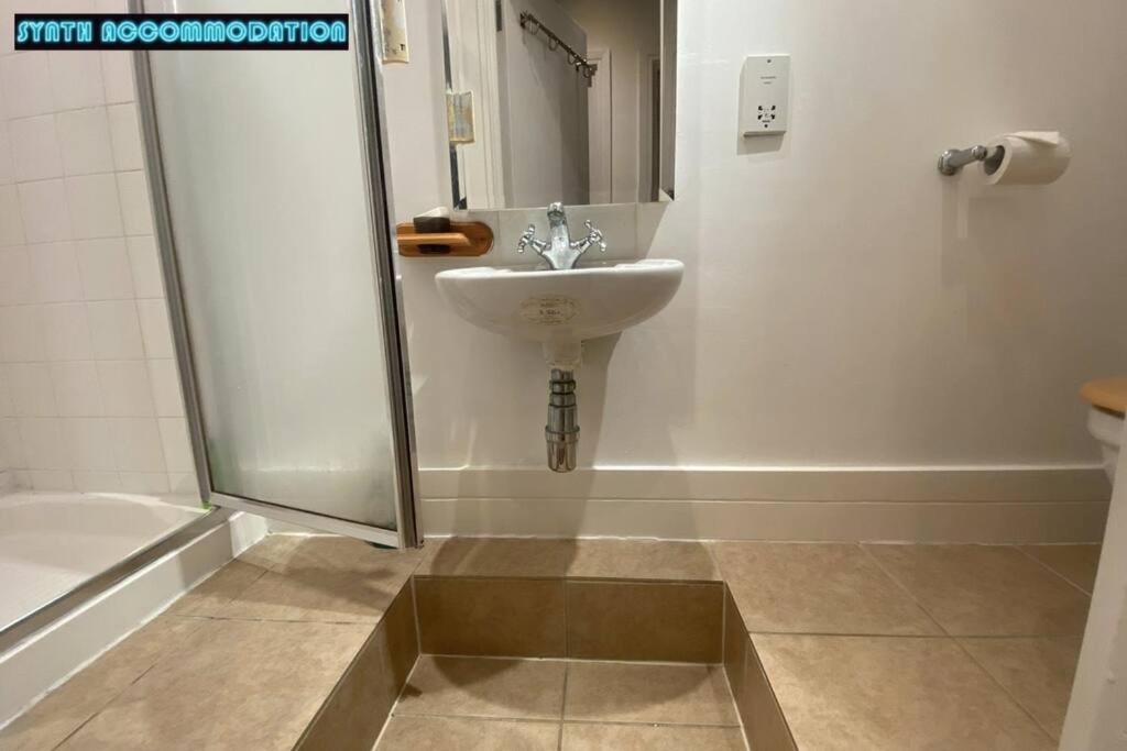 Apartment 80s Retro 3 Bedroom In Wimbledon Sleeps 6! Netflix Wifi And Arcade! Perfect For Families Business & Leisure Guests! London