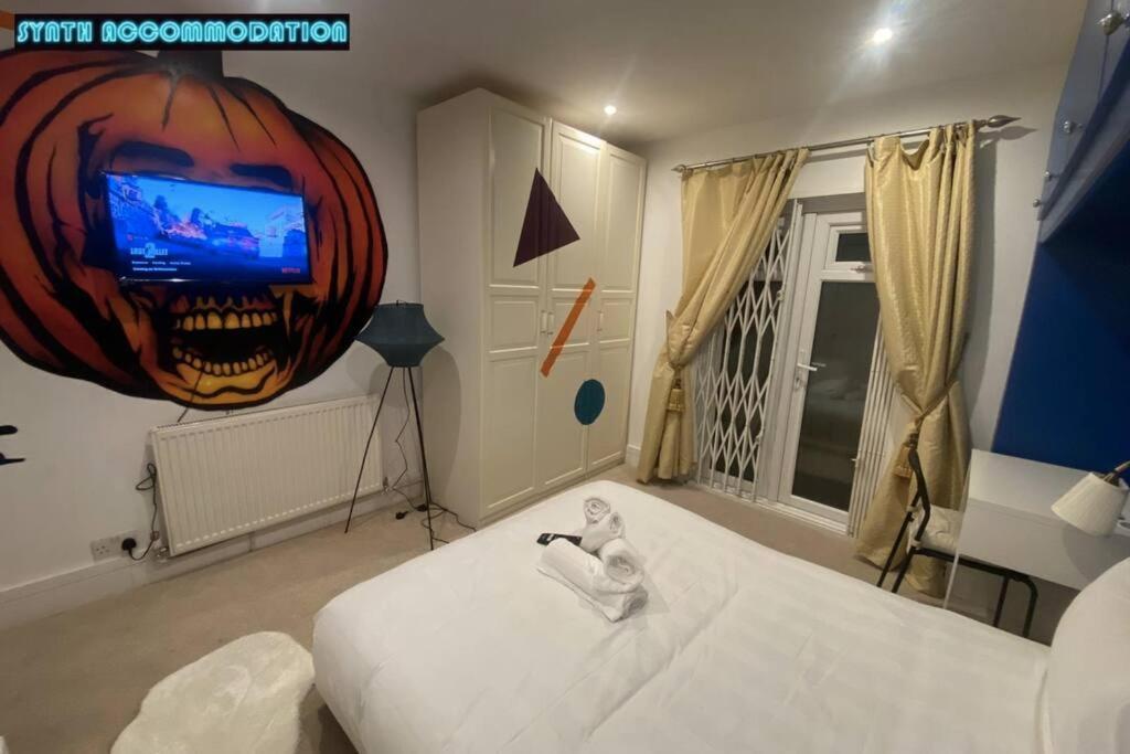 Apartment 80s Retro 3 Bedroom In Wimbledon Sleeps 6! Netflix Wifi And Arcade! Perfect For Families Business & Leisure Guests! London