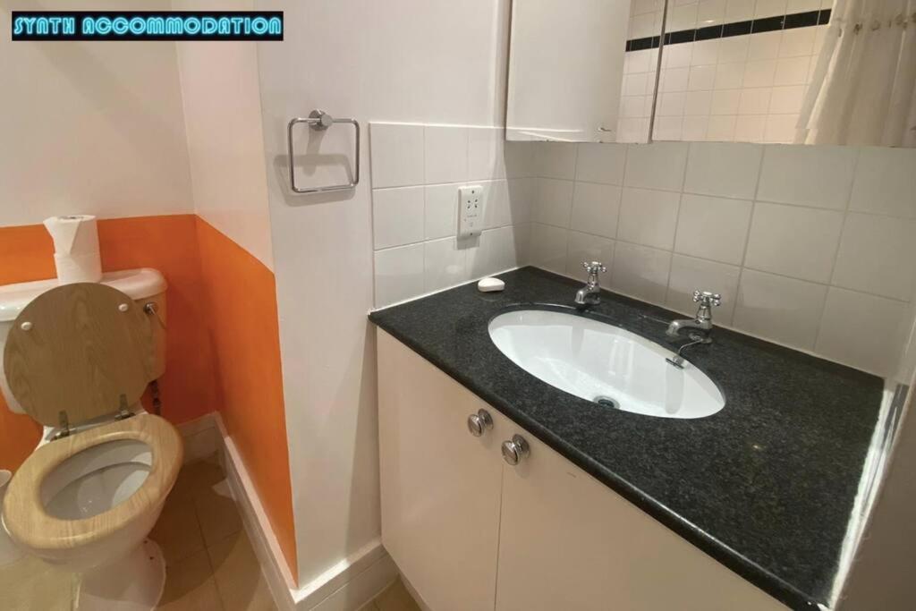 80s Retro 3 Bedroom In Wimbledon Sleeps 6! Netflix Wifi And Arcade! Perfect For Families Business & Leisure Guests! * London