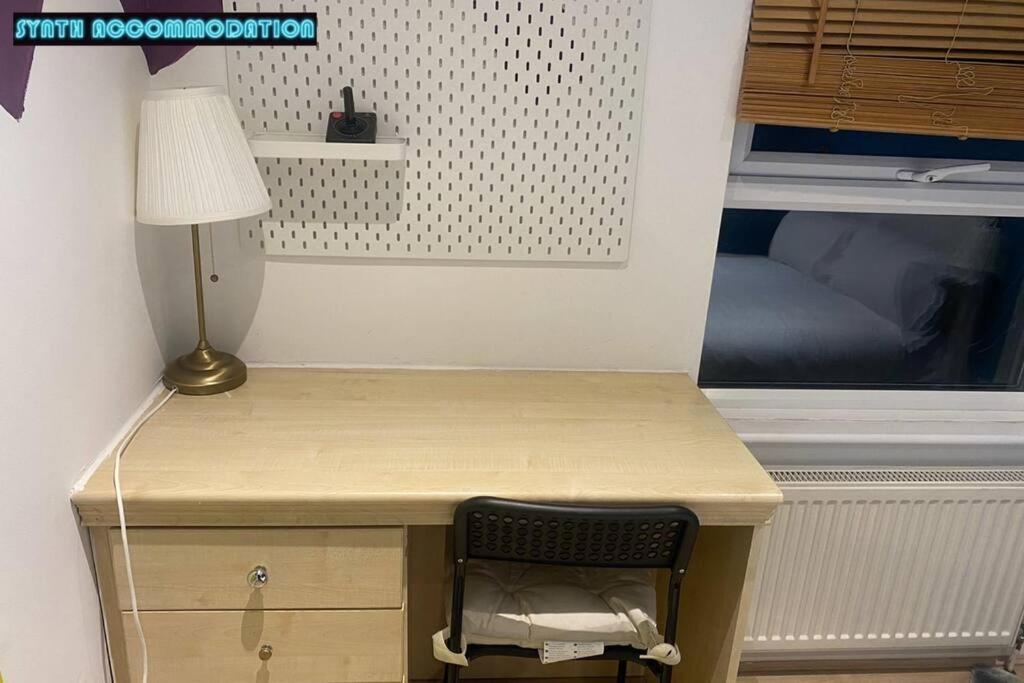 80s Retro 3 Bedroom In Wimbledon Sleeps 6! Netflix Wifi And Arcade! Perfect For Families Business & Leisure Guests!