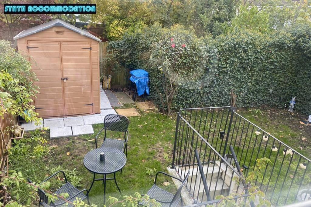 Apartment 80s Retro 3 Bedroom In Wimbledon Sleeps 6! Netflix Wifi And Arcade! Perfect For Families Business & Leisure Guests! *