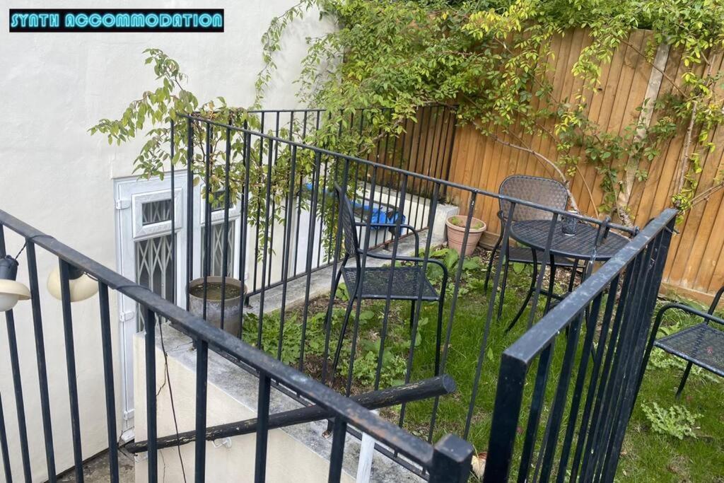 Apartment 80s Retro 3 Bedroom In Wimbledon Sleeps 6! Netflix Wifi And Arcade! Perfect For Families Business & Leisure Guests! London