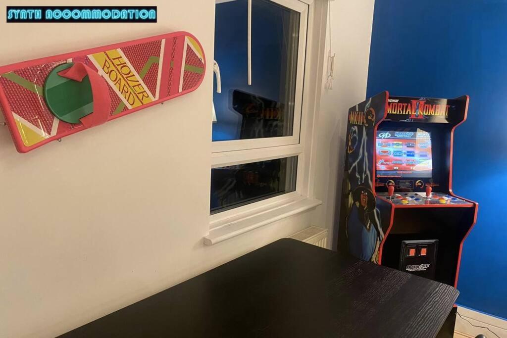 Apartment 80s Retro 3 Bedroom In Wimbledon Sleeps 6! Netflix Wifi And Arcade! Perfect For Families Business & Leisure Guests! London