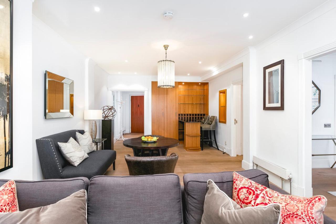 ' Luxury & Spacious Airconditioned 4 Bed 4 Bath '