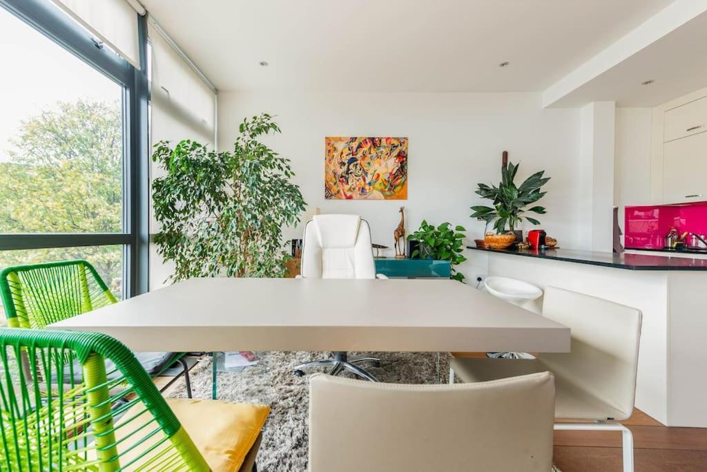 Appartement Luxurious Flat Sunny, Quiet, Design, Lift, Balcony Londen