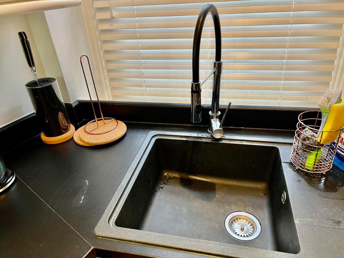 Apartment Spacious Flat With Huge Patio In Central *