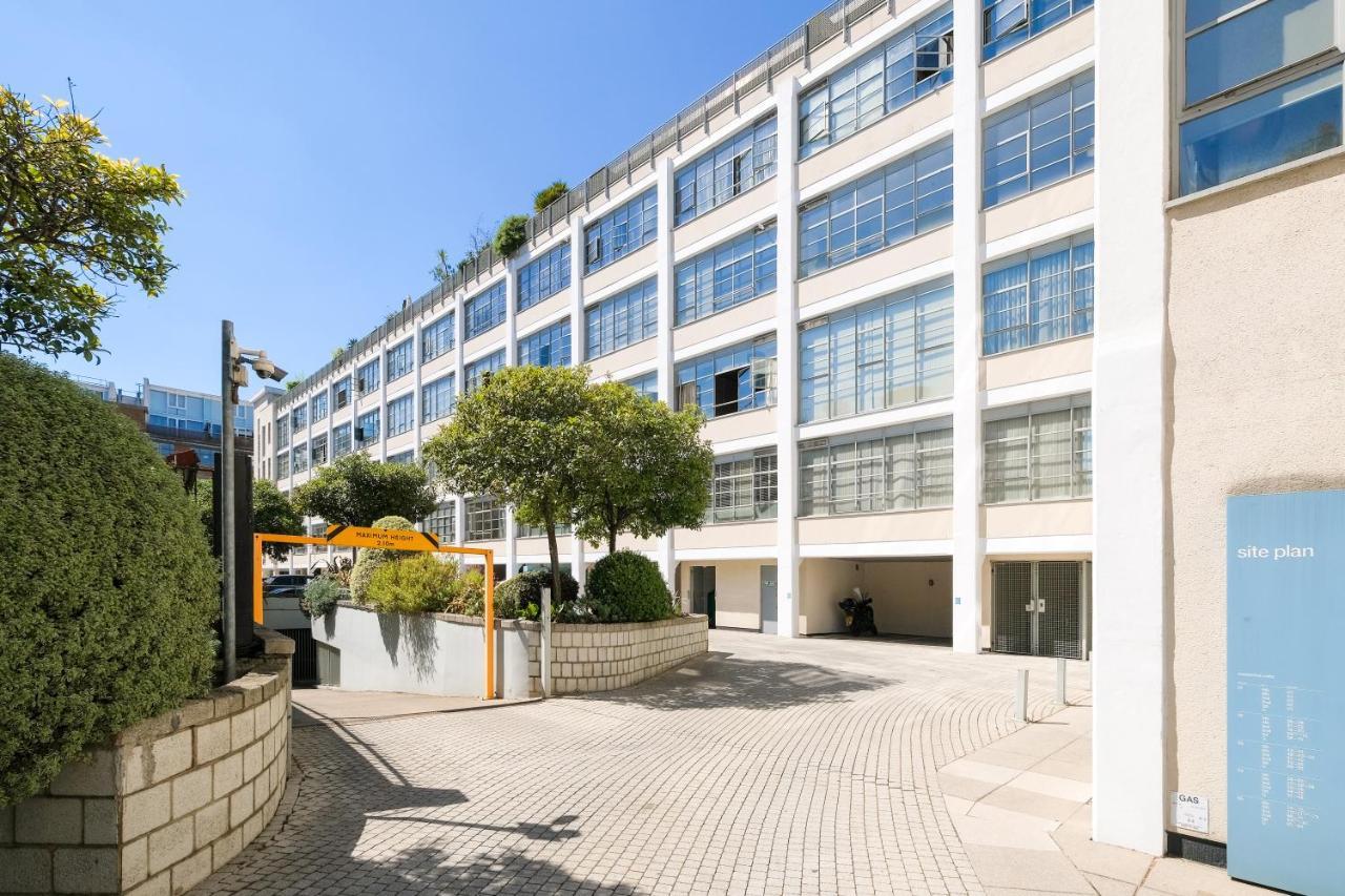 Stylish 2 Bed Flat In Canal Side Gated Development Apartamento