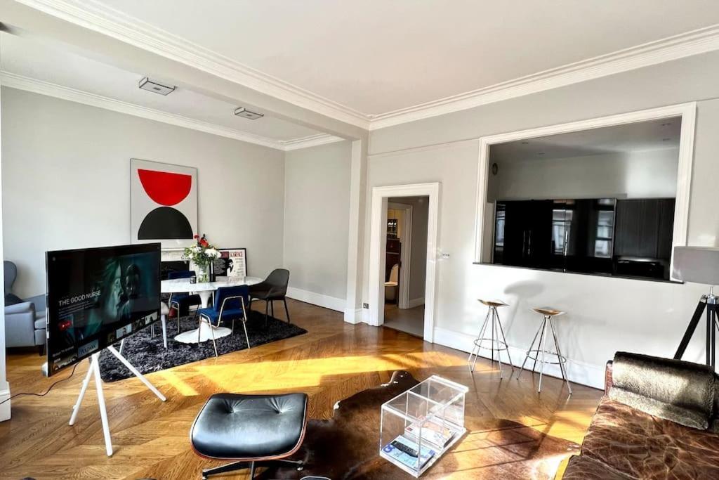 Bond Style In South Kensington *