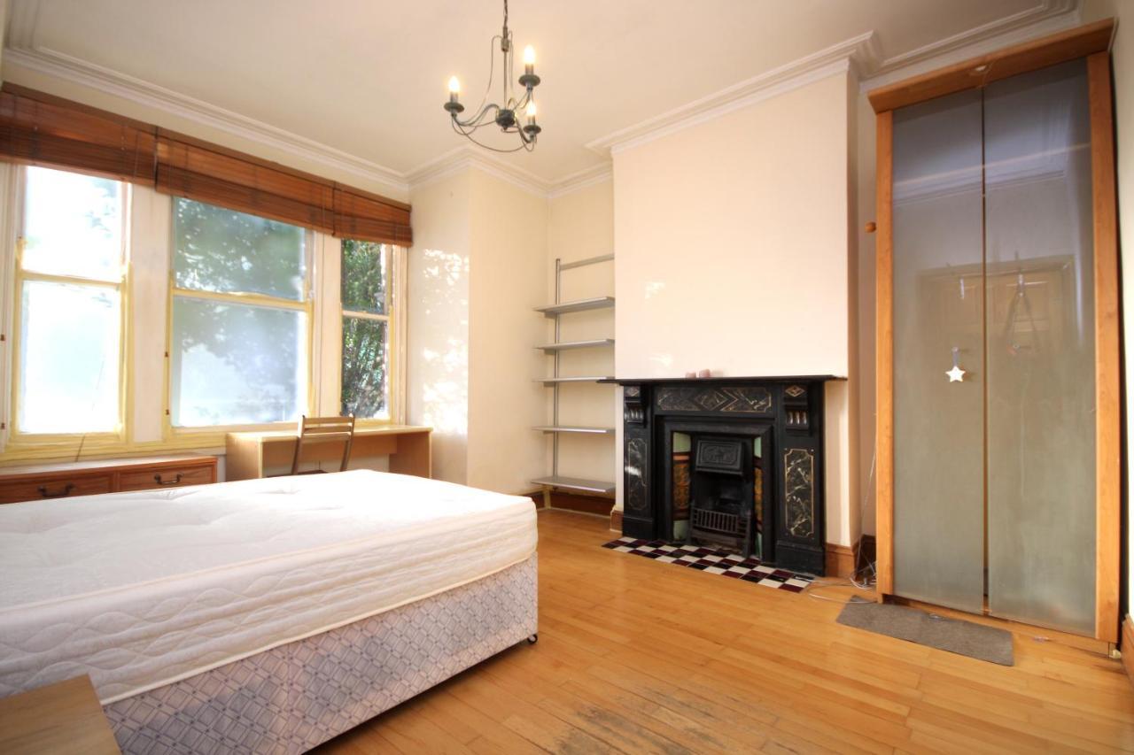 Three Bedroom Flat With Garden In Fulham *