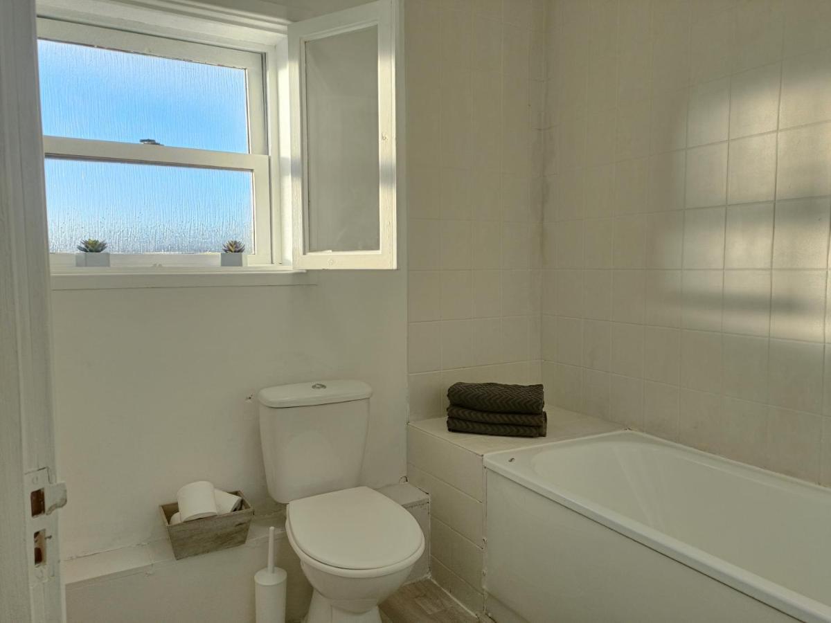 Vakantiehuis 2 Bed Functional House Close To Manor Park Train Station *