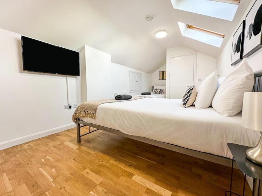 Newly Refurbished Luxury 3 Bedroom Apartment *