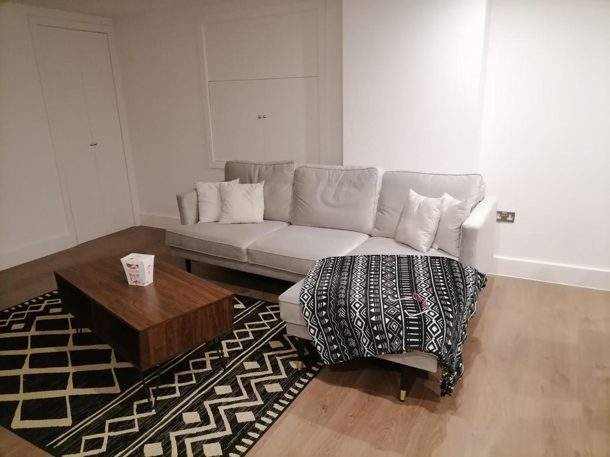 Stunning By Nine Elms Station Guest house *