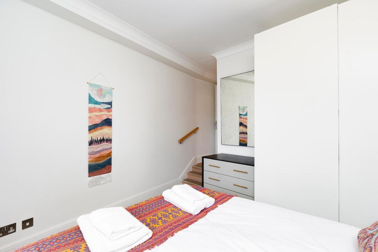 Apartment ' Luxury & Spacious Airconditioned 4 Bed 4 Bath ' London