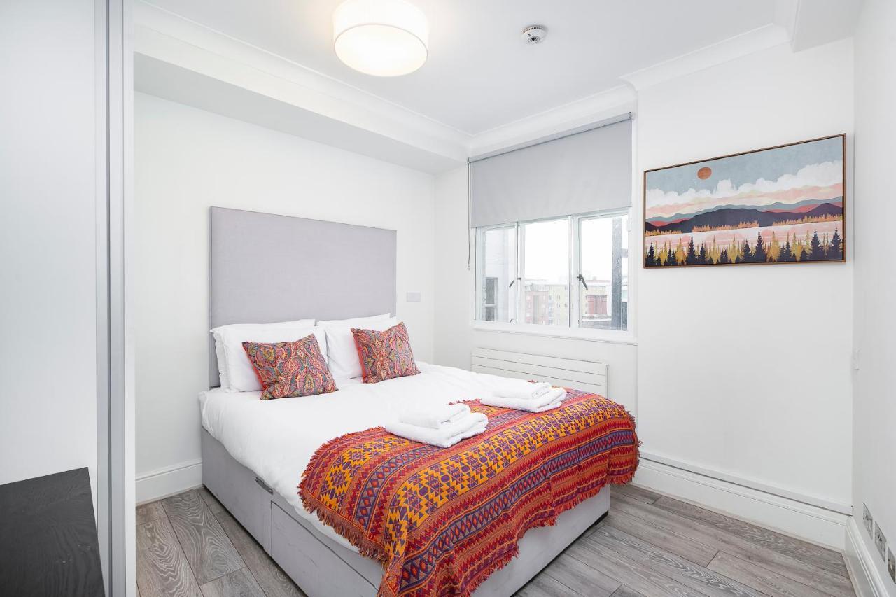 ' Luxury & Spacious Airconditioned 4 Bed 4 Bath '