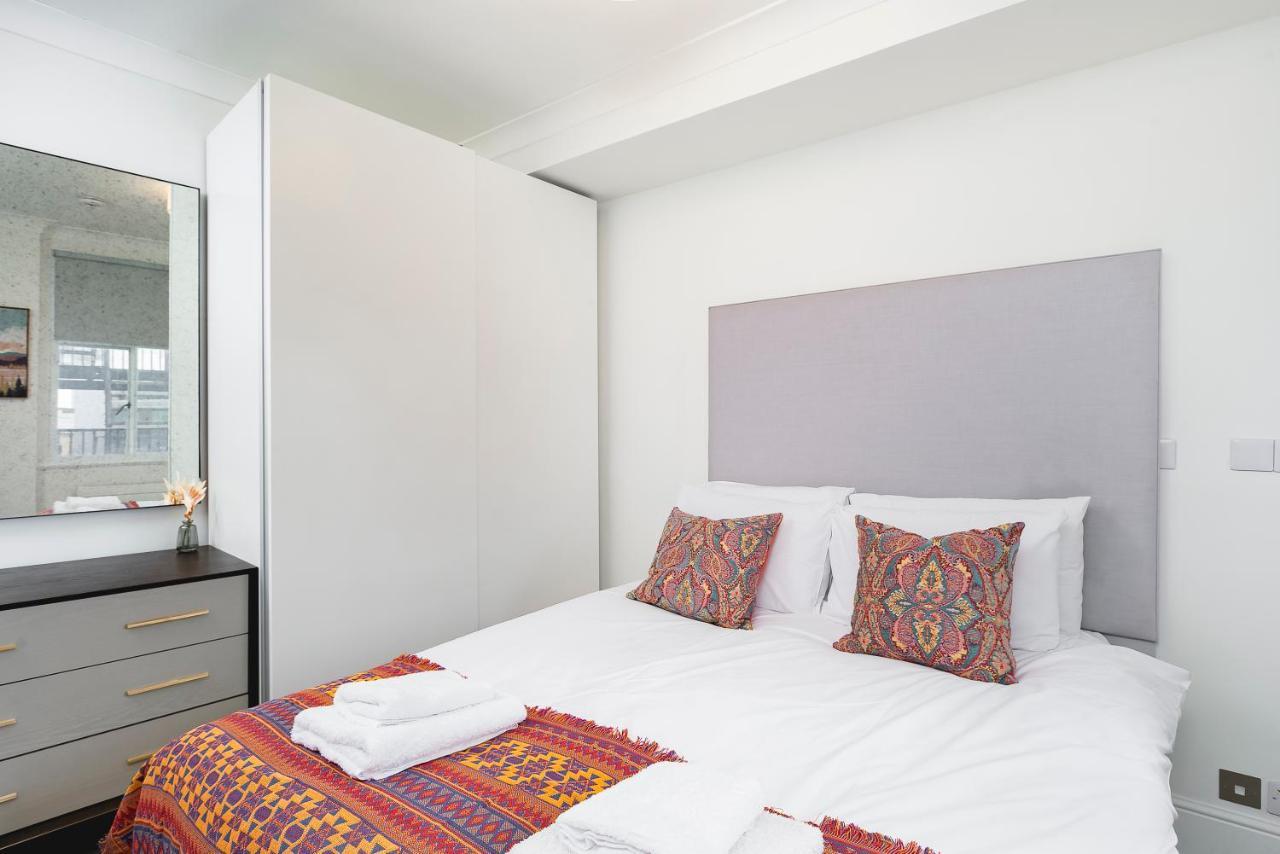 ' Luxury & Spacious Airconditioned 4 Bed 4 Bath ' London