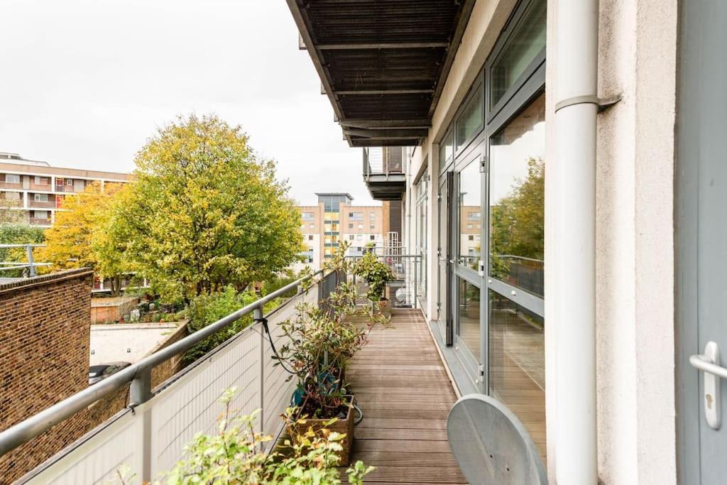Luxurious Flat Sunny, Quiet, Design, Lift, Balcony Londen