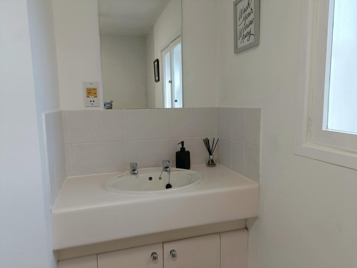Vakantiehuis 2 Bed Functional House Close To Manor Park Train Station *