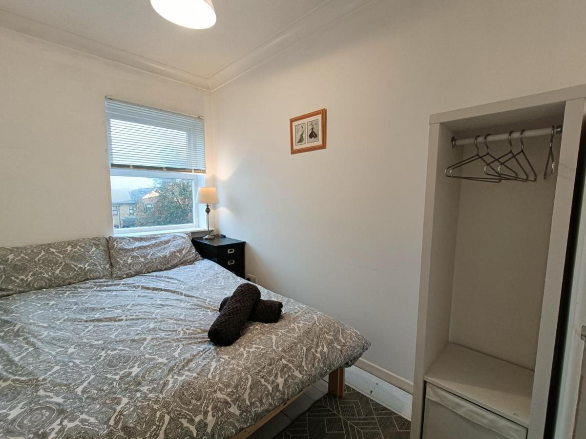 2 Bed Functional House Close To Manor Park Train Station Londen