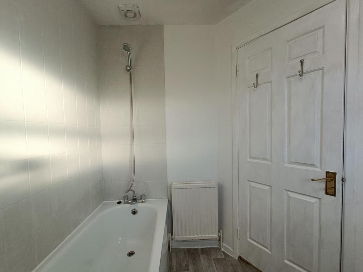 2 Bed Functional House Close To Manor Park Train Station Londen